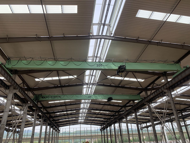 Warehouse electric hoist for pallet racking