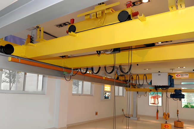 Electric hoists are used in warehousing and logistics
