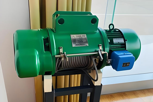 Warehouse electric hoist for pallet racking