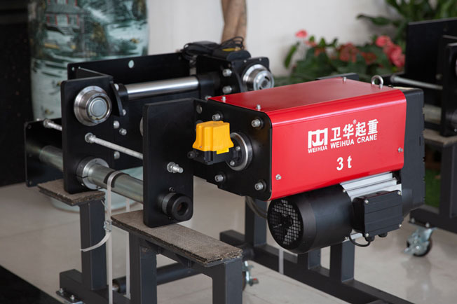Geared trolley for electric chain hoist