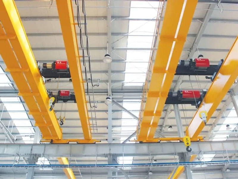 Battery powered electric hoist cordless operation
