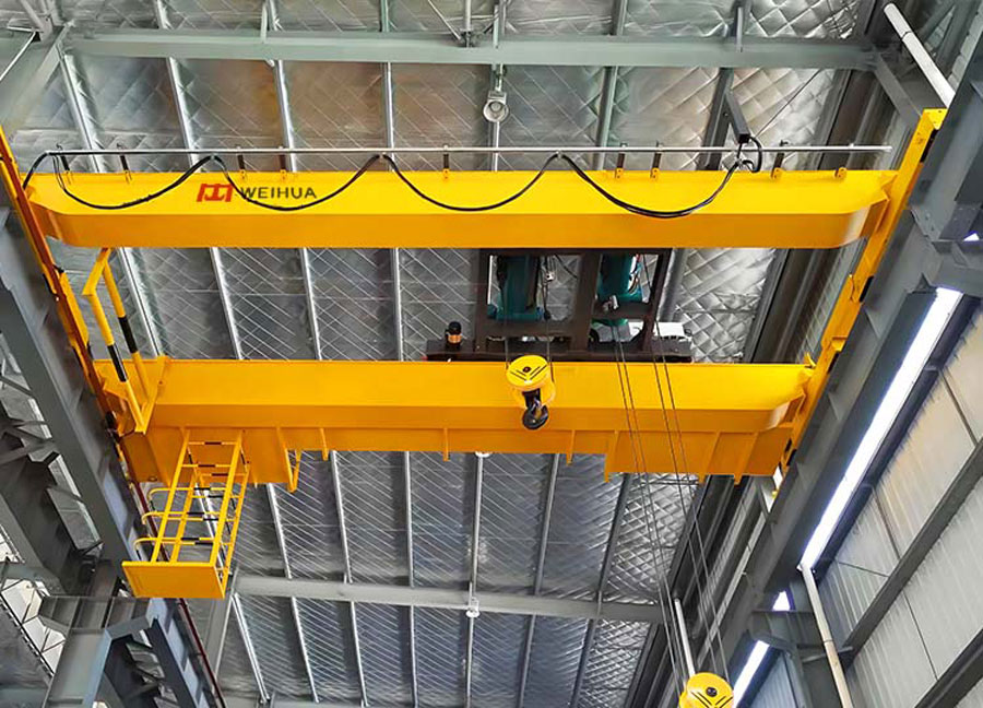Battery powered electric hoist cordless operation